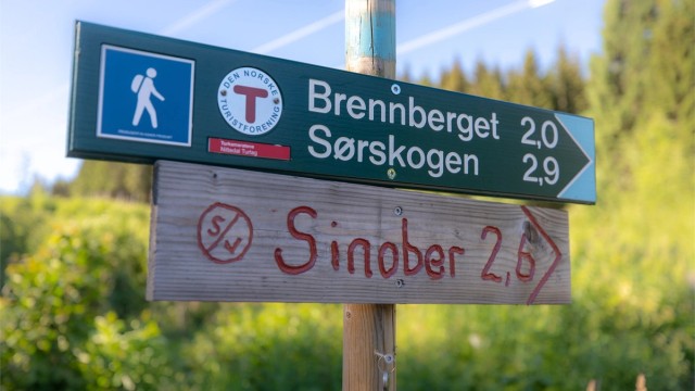 Lillomarka ligger like ved og gir tilgang til et nettverk av turstier, skiløyper og sykkelruter.