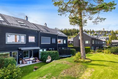 Velkommen til Thorleif Haugs vei 13, et flott rekkehus over 3 plan i naturskjønne omgivelser