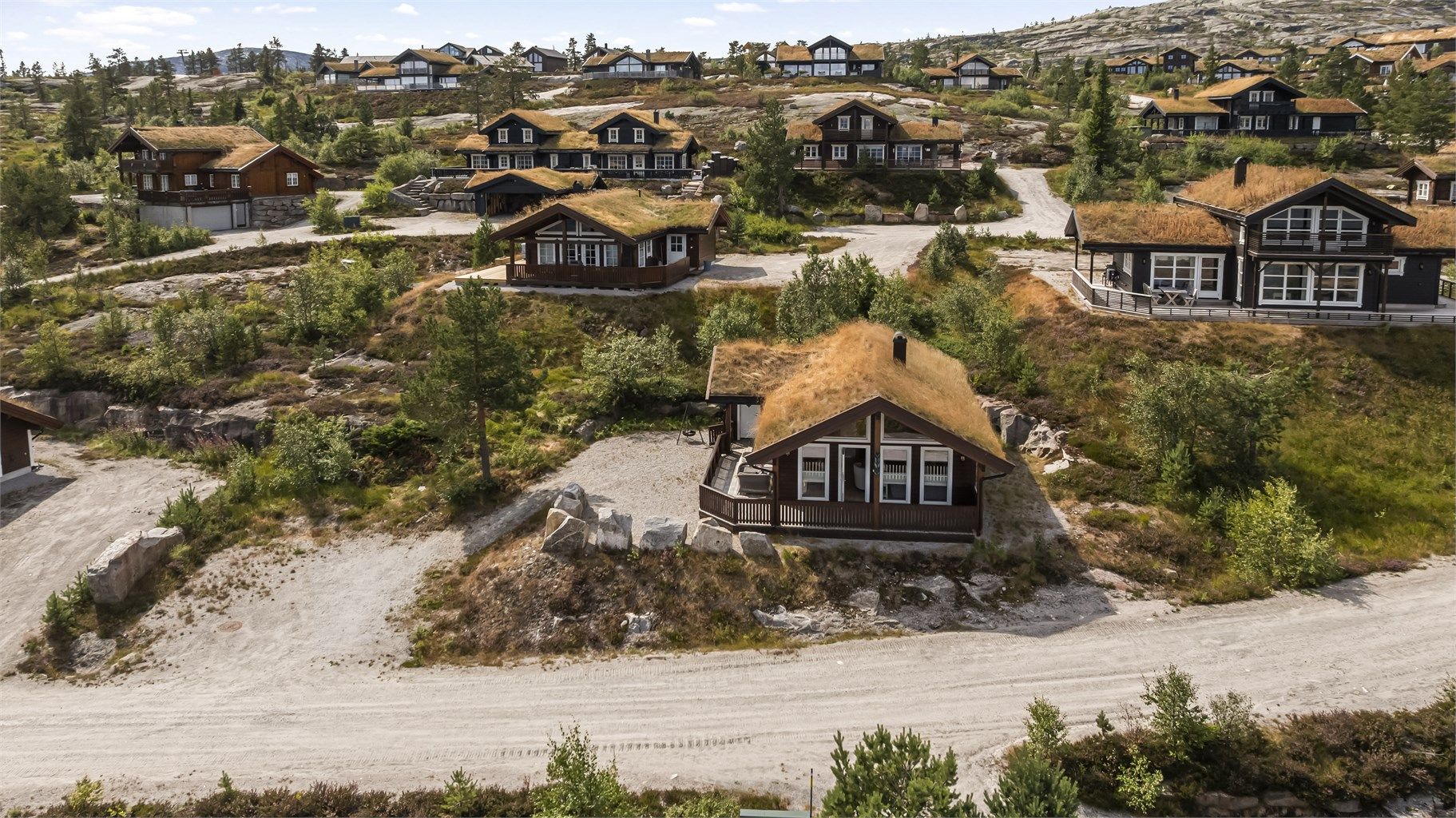 Eiendommen ligger høyt og fritt til på ca. 690 meters høyde.