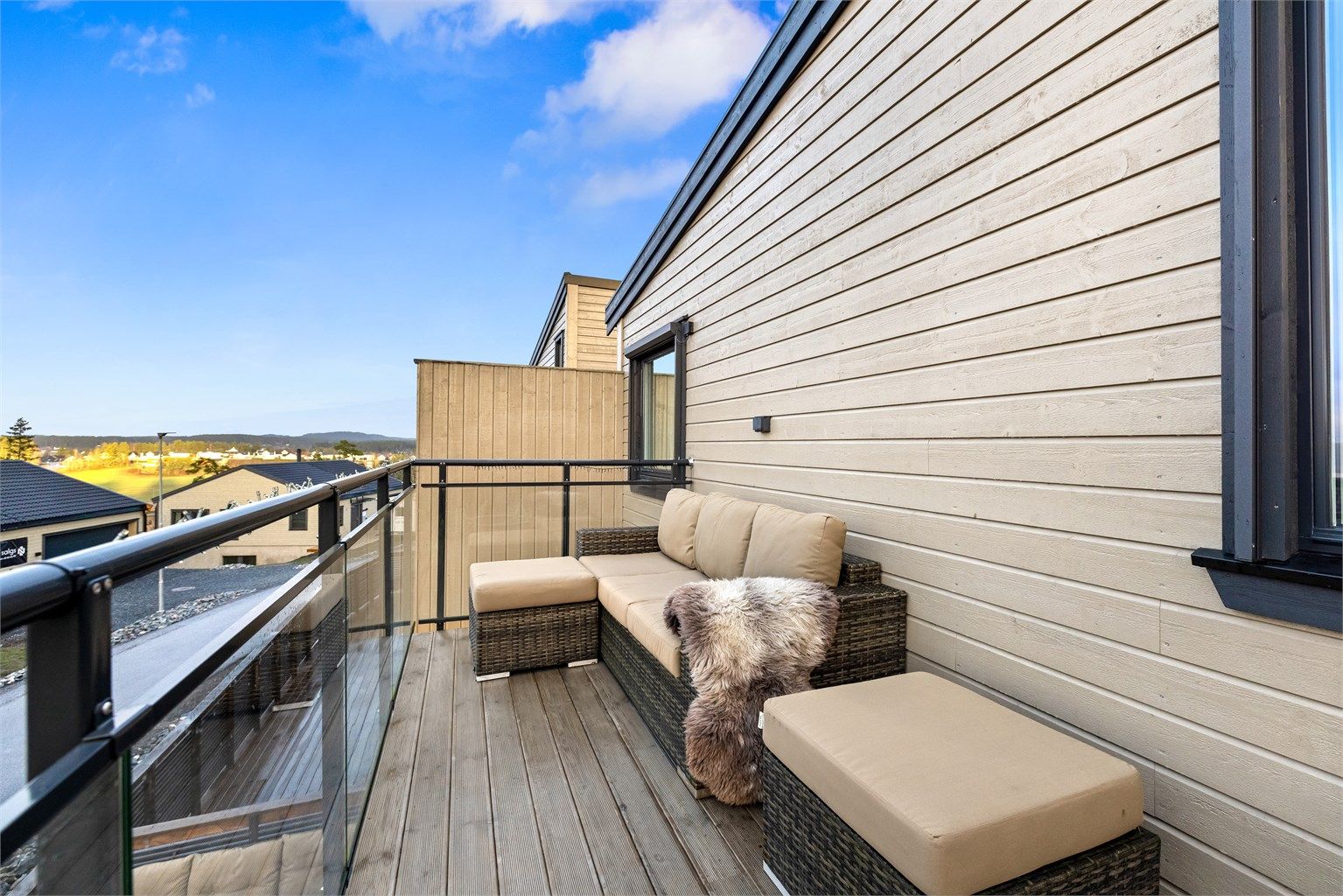 Rekkverket i stål og glass sikrer utsikten og gir et moderne uttrykk.