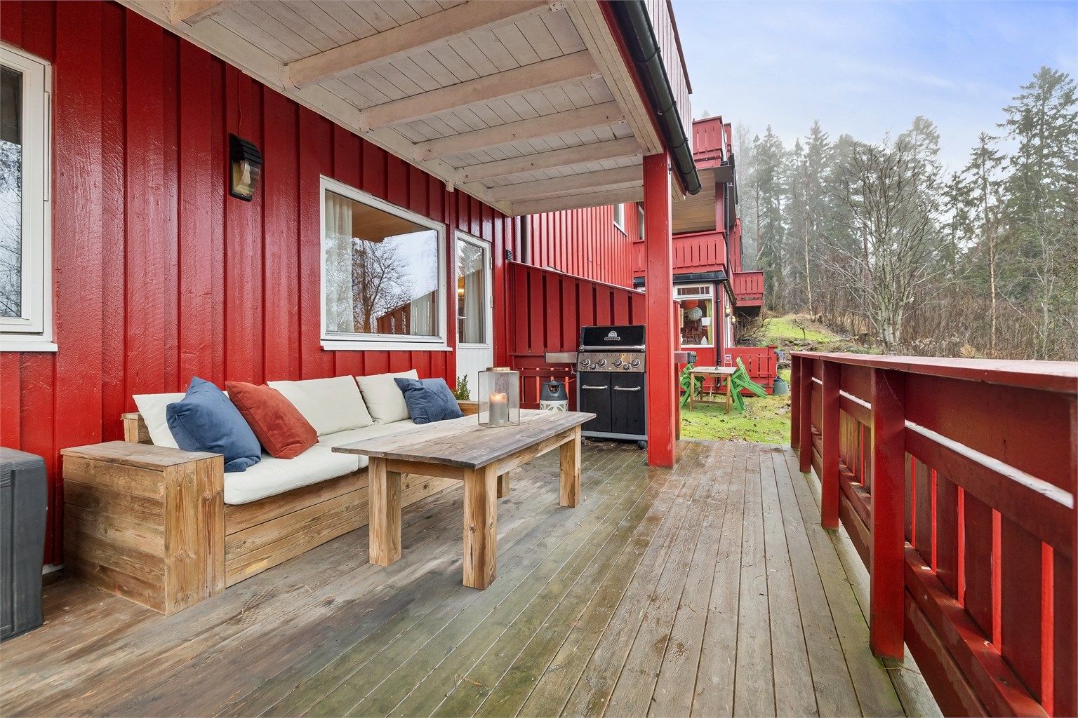 Boligen har en fantastisk markterrasse på hele 17 kvm. 