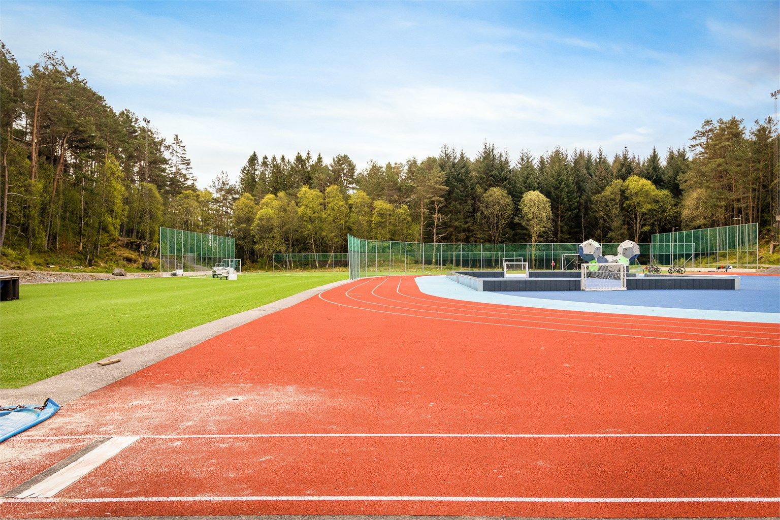 Kort vei til flotte turområder og idrettsanlegg som Alvøen idrettspark og Janaveien ballplass.