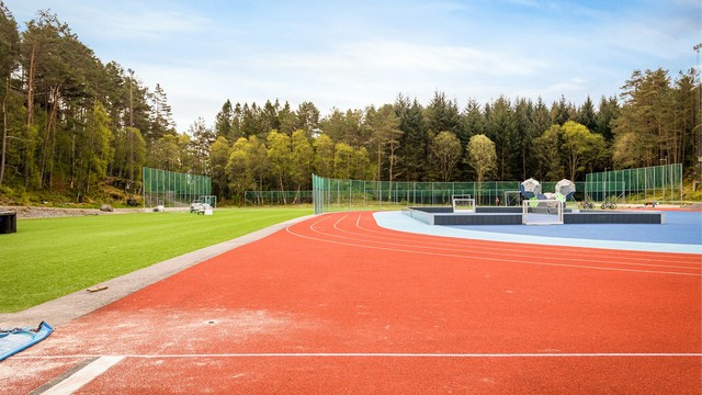 Kort vei til flotte turområder og idrettsanlegg som Alvøen idrettspark og Janaveien ballplass.