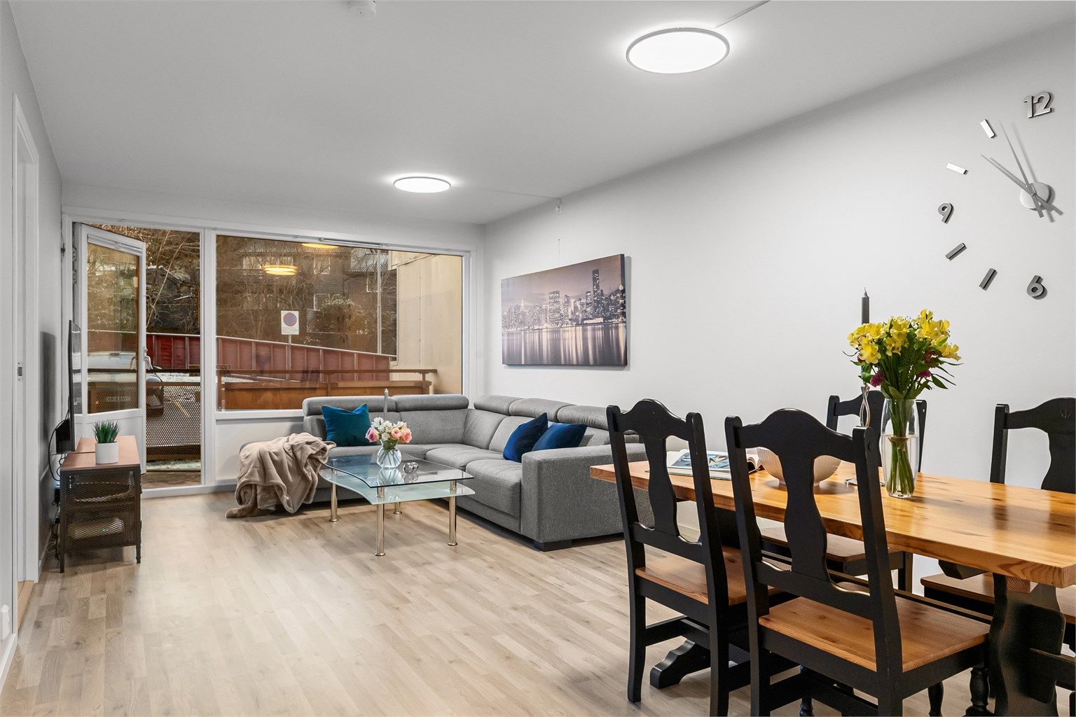 - Leiligheten har en romslig stue med god plass til en stor spisegruppe og sofakrok -