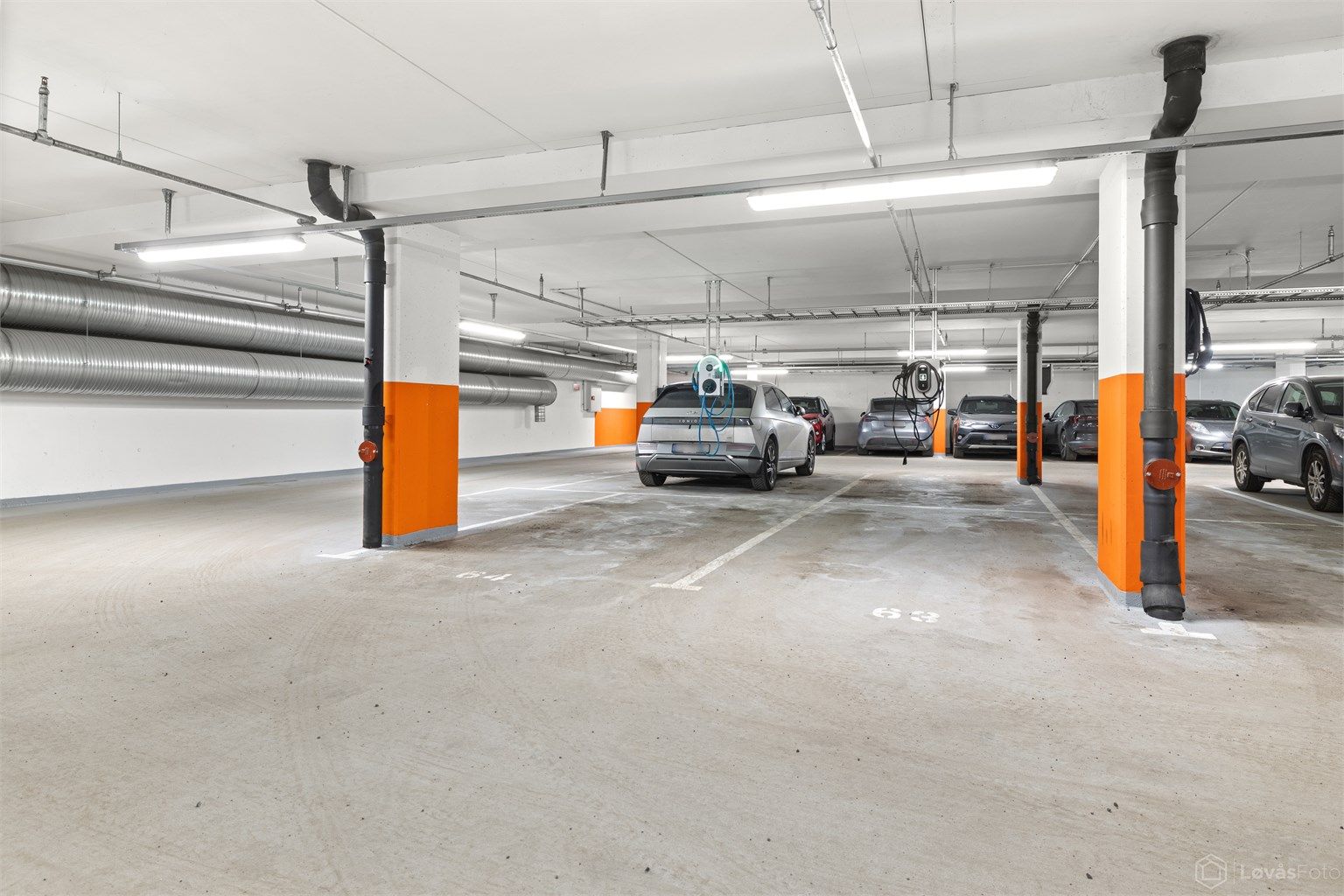 Det medfølger en fast parkeringsplass (nr. 64) i felles garasjeanlegg. Plassen har installert elbillader.