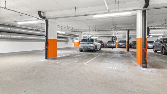 Det medfølger en fast parkeringsplass (nr. 64) i felles garasjeanlegg. Plassen har installert elbillader.