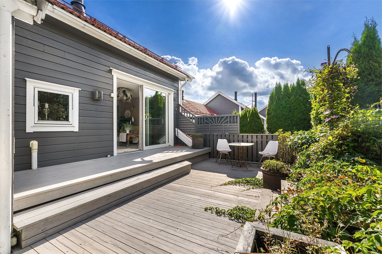 Stor terrasse og hage med utgang direkte fra stuen. 
Foto: [Jørgen - Digit foto]