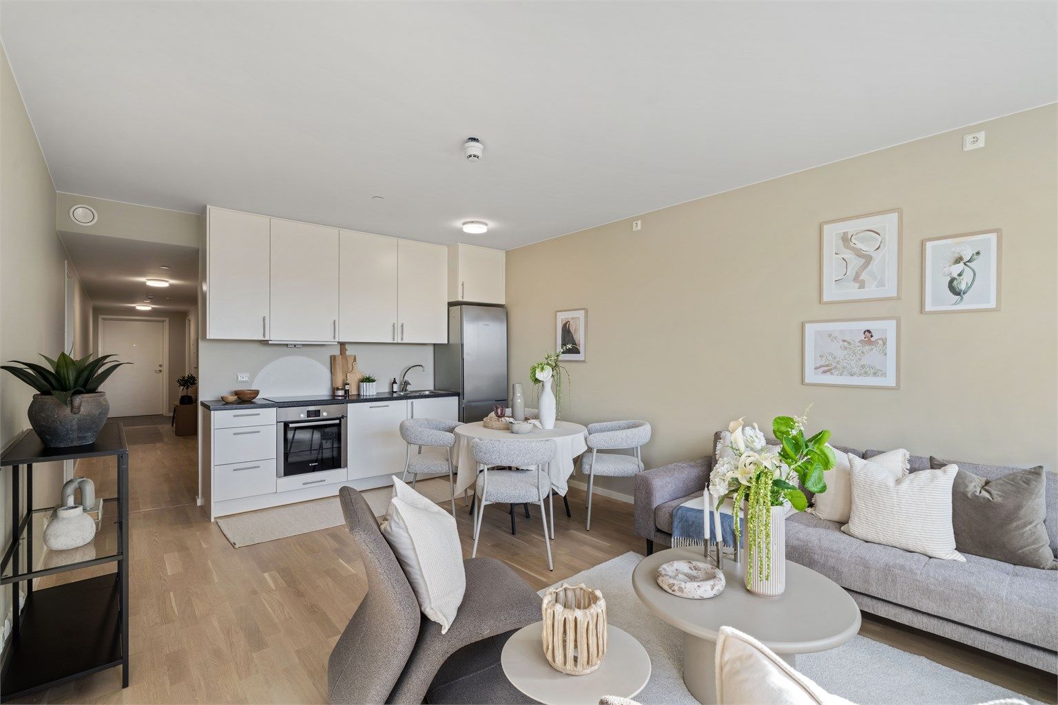 Leiligheten har en åpen stue- og kjøkkenløsning med gjennomgående parkett og balansert ventilasjon for et godt inneklima.