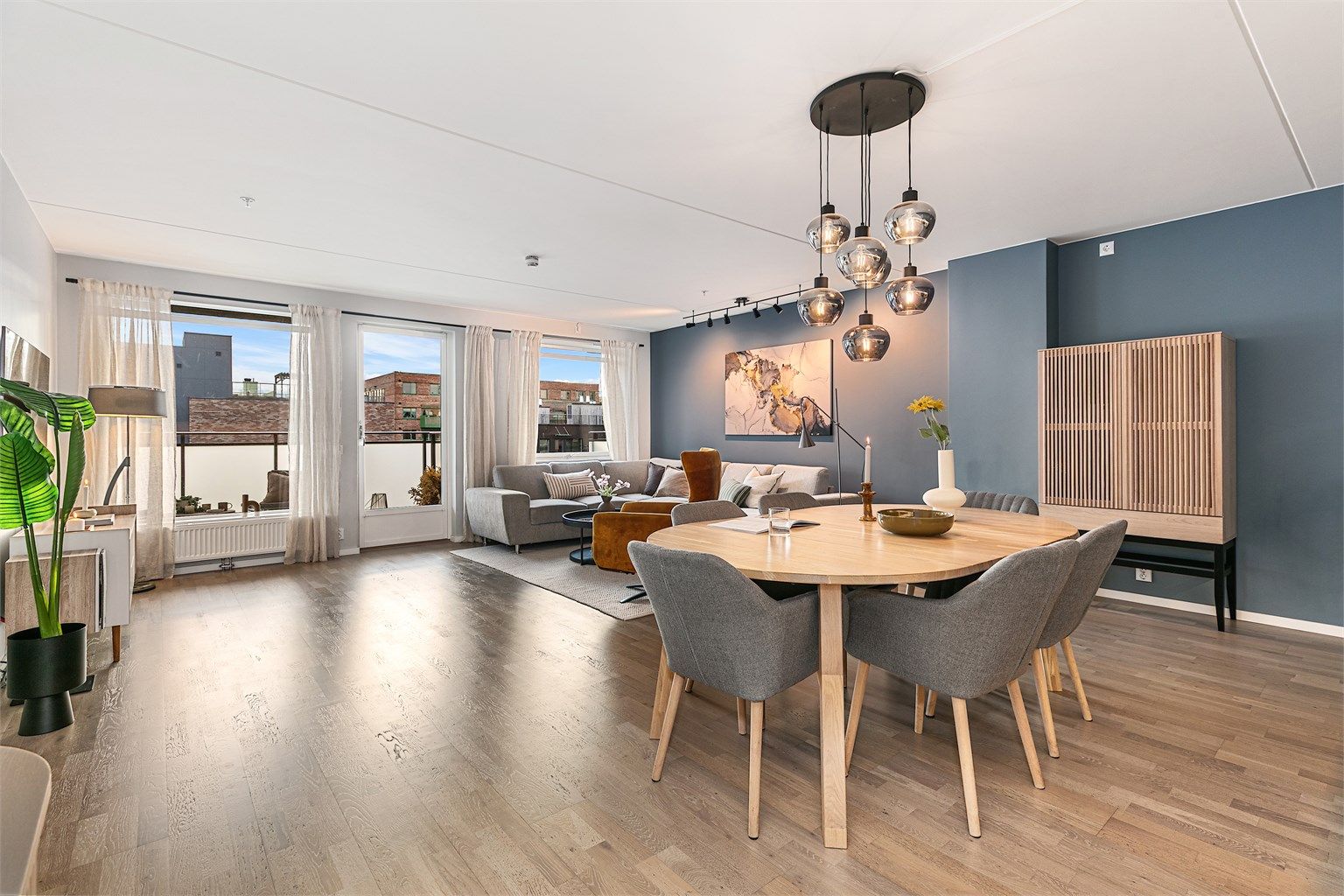 Store vinduer og god takhøyde gir en fin romfølelse.