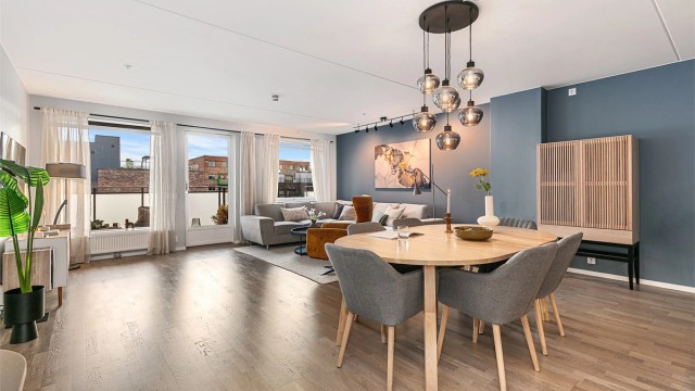 Store vinduer og god takhøyde gir en fin romfølelse.