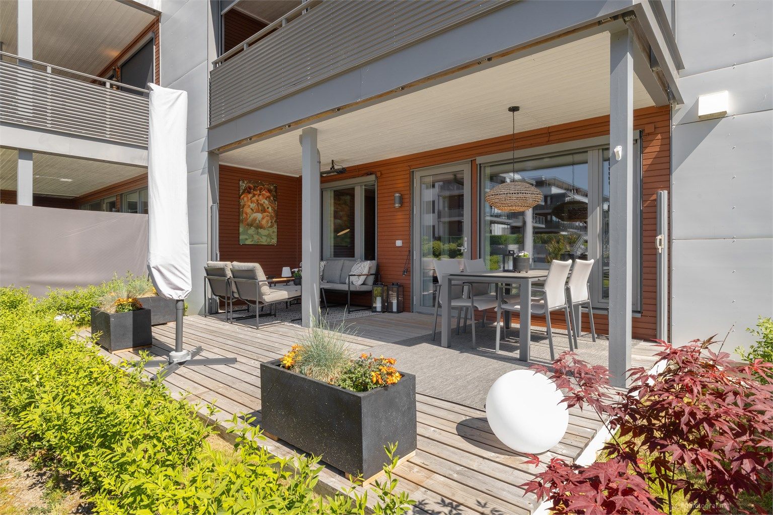 Leiligheten har en herlig uteplass som er en forlengelse av leiligheten på sommerhalvåret.