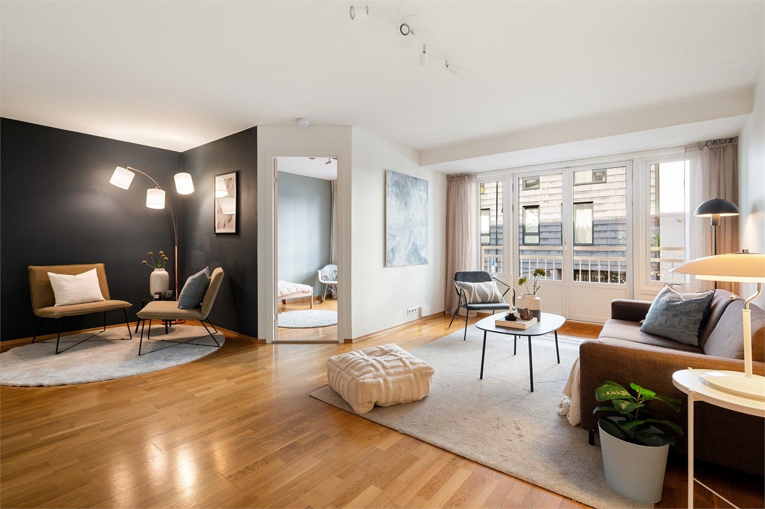 Overflatene er holdt i behagelige og tidsriktige nyanser. I stuen finner du også en sjarmerende lesekrok, perfekt for rolige stunder med en bok og en kopp te. Eller kanskje du ønsker et lite hjemmekontor?