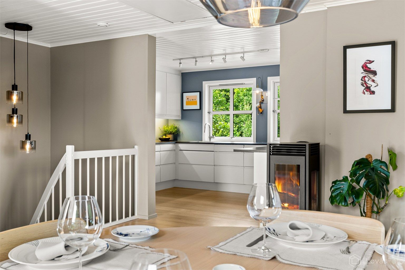 Peisovn fra 2011 for ekstra varme og hygge. Det er også varmepumpe (som også kan benyttes til kjøling) i stuen/spisestuen som ble montert ny i 2020.