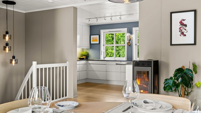 Peisovn fra 2011 for ekstra varme og hygge. Det er også varmepumpe (som også kan benyttes til kjøling) i stuen/spisestuen som ble montert ny i 2020.
