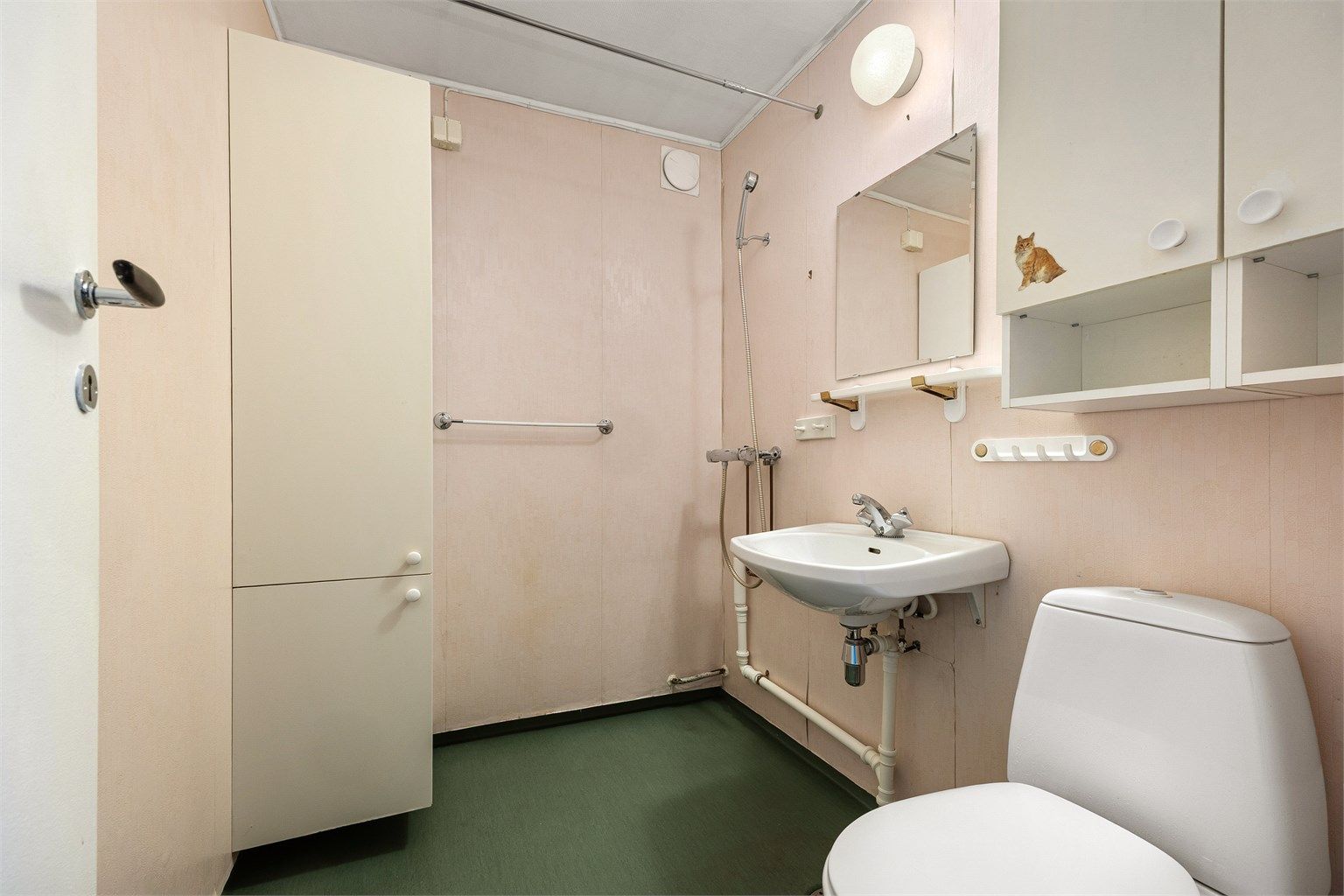 Bad med servant med speil og belysning, overskap, dusj, gulvstående toalett - renovering må påregnes 