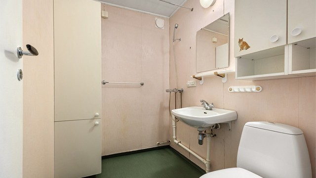 Bad med servant med speil og belysning, overskap, dusj, gulvstående toalett - renovering må påregnes