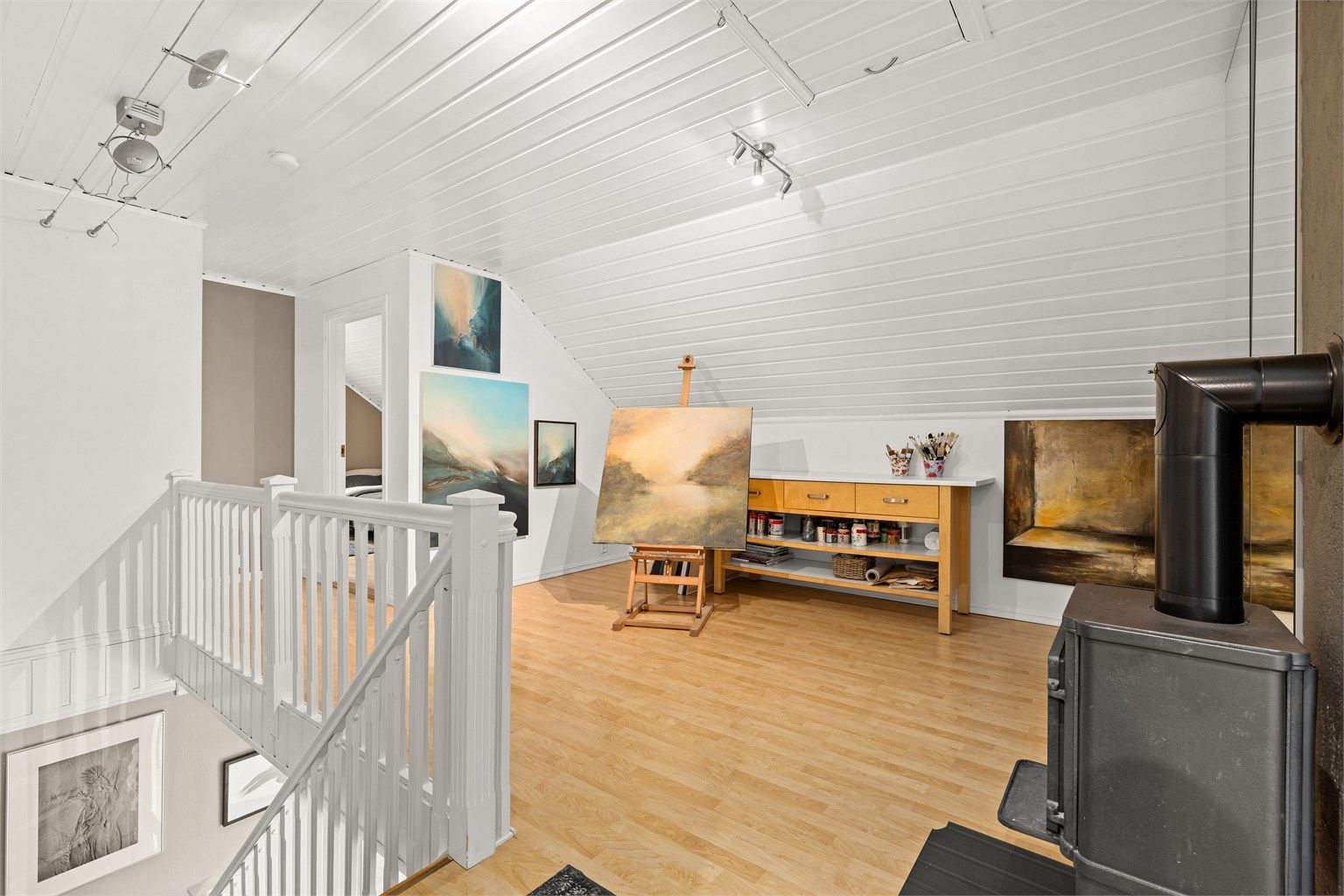 Loftsstue med fin plass til lekeplass for barna eller hjemmekontor eller hobbyareale. Peisovn er kjekt for effektiv oppvarming ved behov.