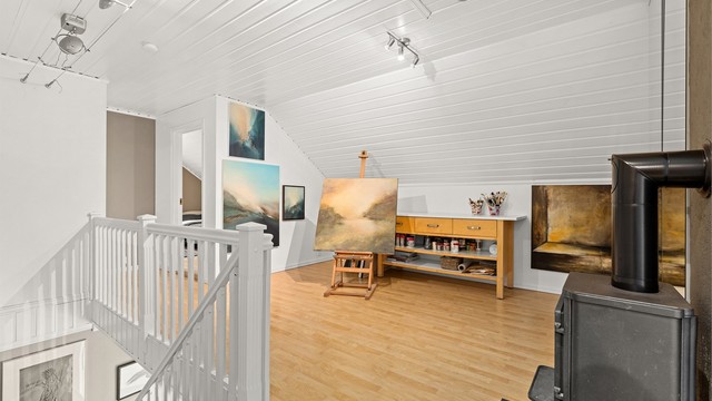 Loftsstue med fin plass til lekeplass for barna eller hjemmekontor eller hobbyareale. Peisovn er kjekt for effektiv oppvarming ved behov.