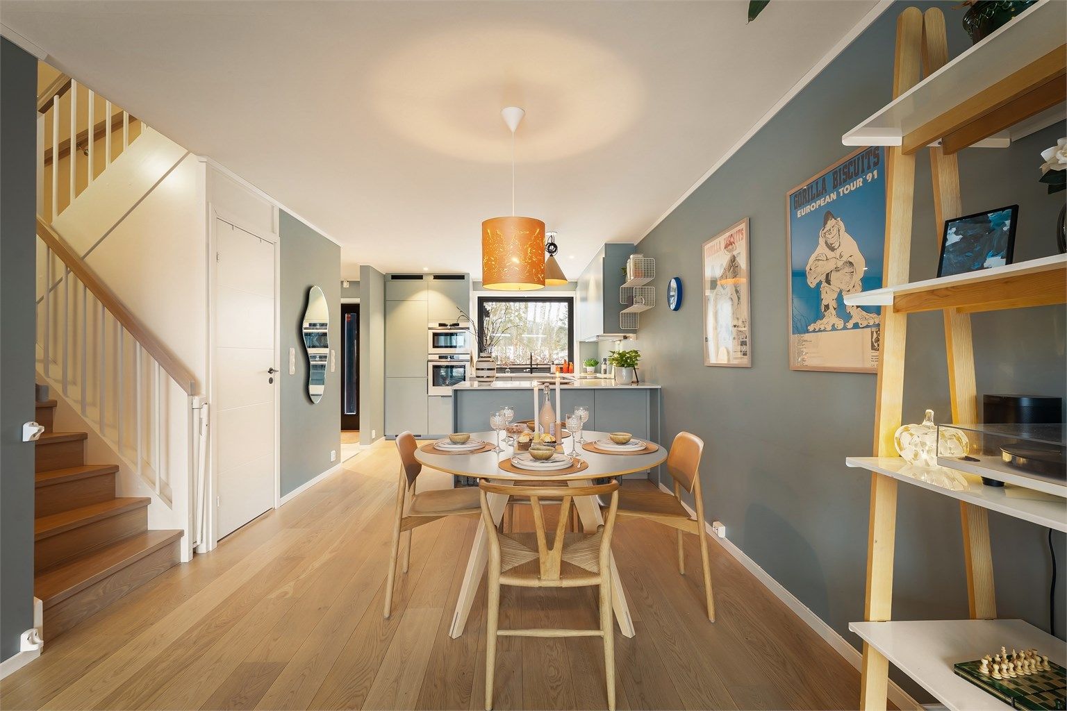 Vinduet på kjøkkenet gir rommet en herlig atmosfære