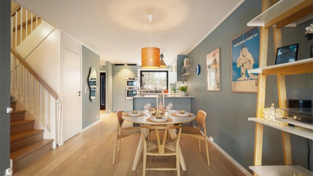 Vinduet på kjøkkenet gir rommet en herlig atmosfære