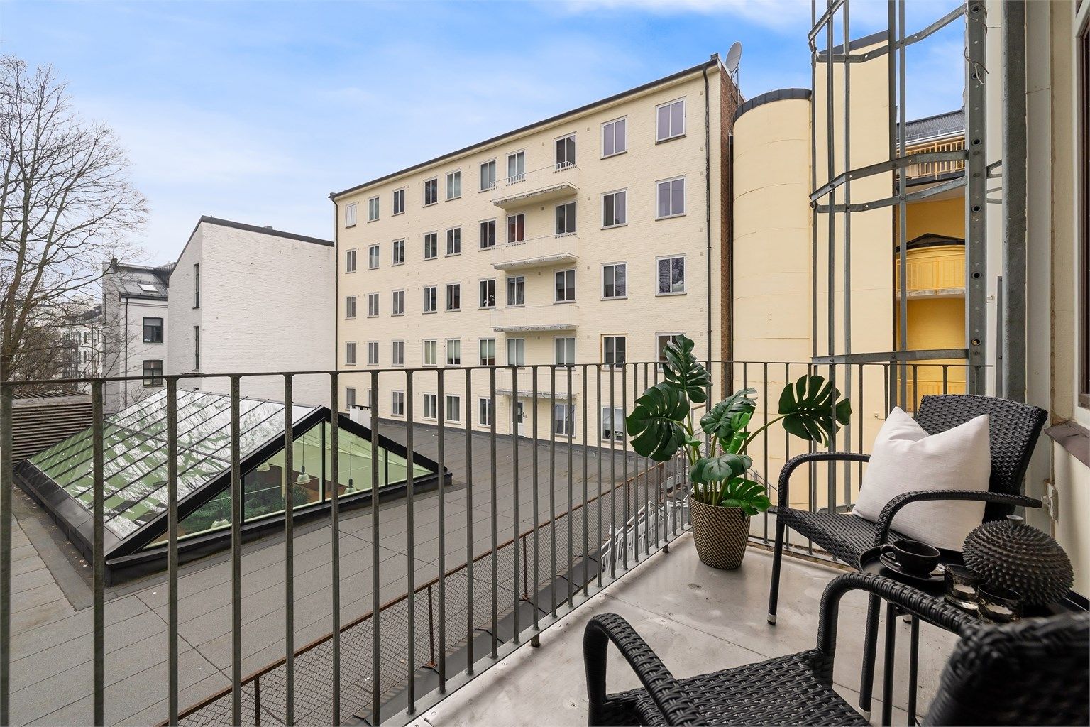 Plass til utemøbler – perfekt for morgenkaffen, lunsjen eller noe kaldt i glasset i kveldssolen