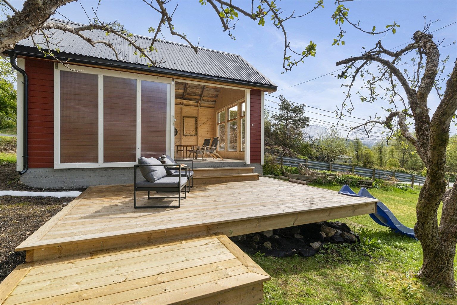 Terrassen og uthuset byr på lek og moro og er et trivelig samlingspunkt gjennom sommerkveldene