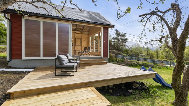 Terrassen og uthuset byr på lek og moro og er et trivelig samlingspunkt gjennom sommerkveldene
