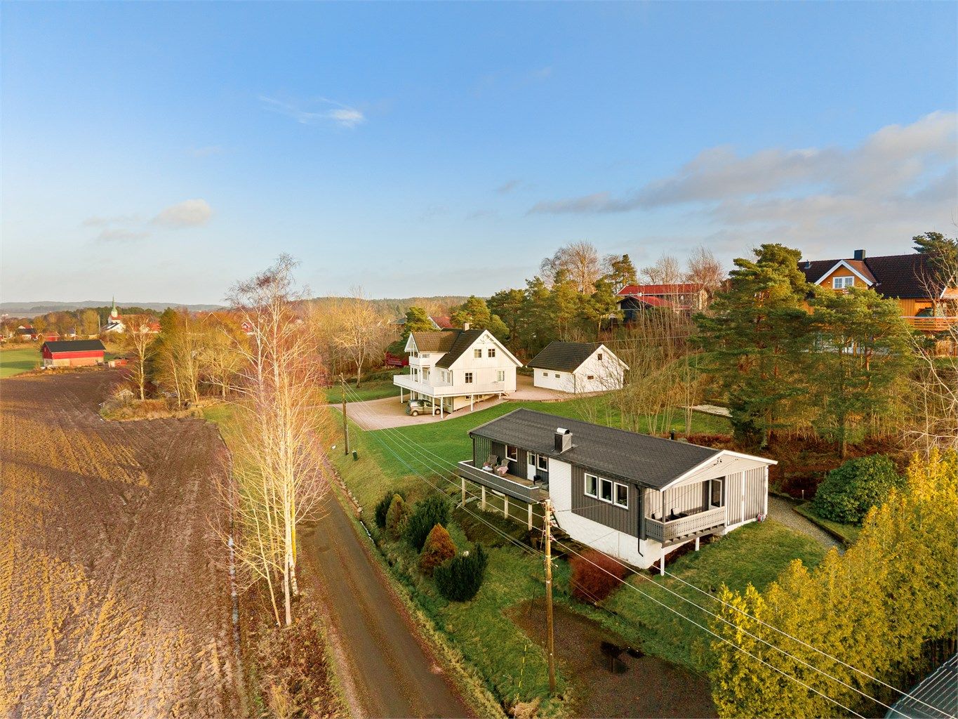 I vestvendt terreng ved Holm i landlige Torsnes ligger denne eneboligen, oppført i 1970. Flere påkostninger er utført på 2000-tallet, frem til helt nylig. Fotograf; Kristoffer Kristiansen.