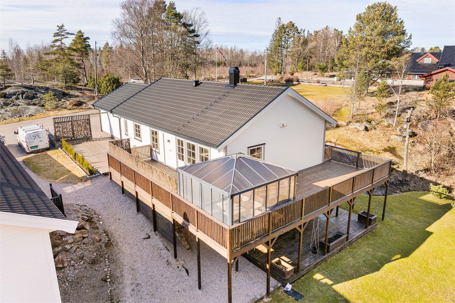 I tillegg til en innholdsrik planløsning med 199 kvm. BRA har boligen også omfangsrike utearealer tilknyttet begge etasjer.
Fotograf; Kristoffer Kristiansen.