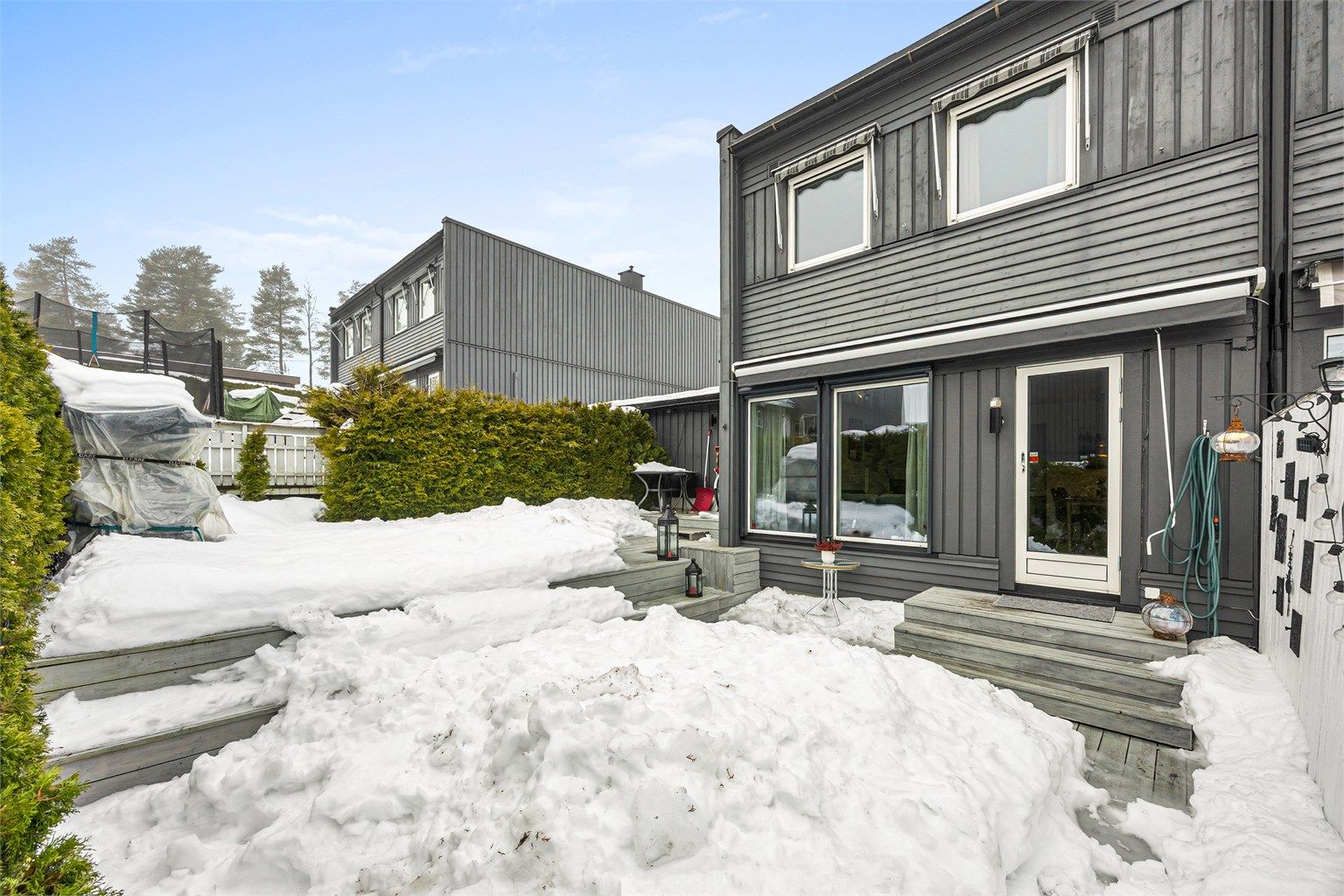 Terrassen har direkte gjennomgang fra garasjen, noe som er praktisk i hverdagen.