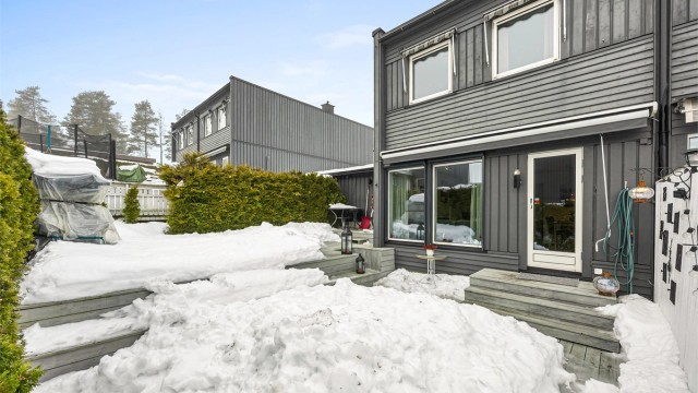 Terrassen har direkte gjennomgang fra garasjen, noe som er praktisk i hverdagen.