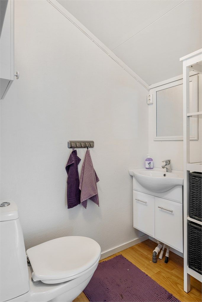 Praktisk wc-rom, vegg i vegg med dusjrommet. (Det opplyses om at rommet er byggemeldt som bod og ikke søkt innredet som oppholdsrom. Det samme gjelder dusjrom).