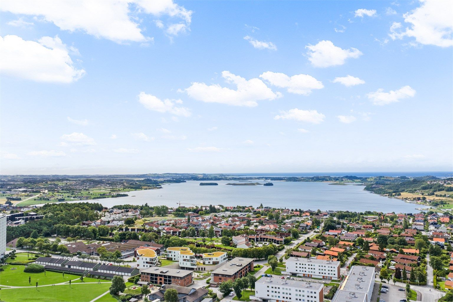 Kort vei til flotte turområder rundt Stokkavatnet og Hålandsvatnet. Hafrsfjord like ved.