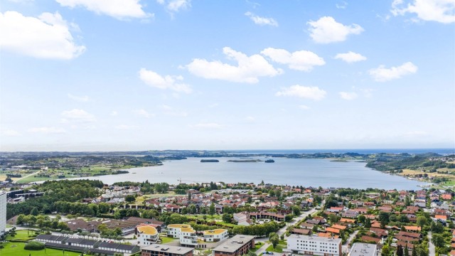 Kort vei til flotte turområder rundt Stokkavatnet og Hålandsvatnet. Hafrsfjord like ved.