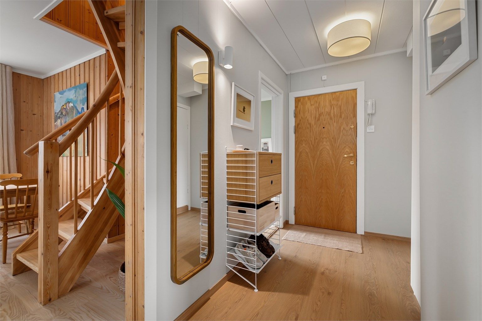 Lys, enstavs laminatgulv og malte veggflater