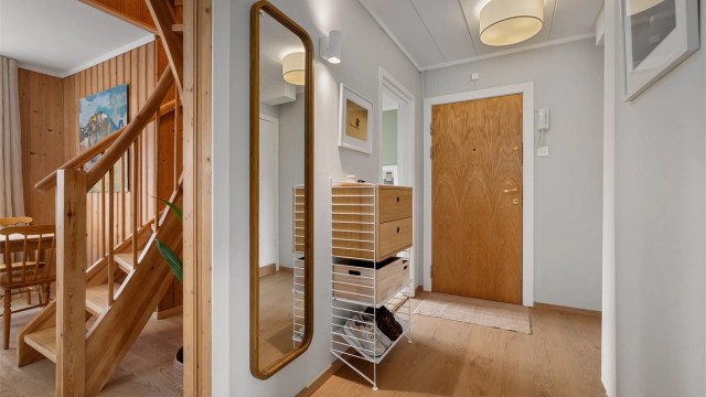 Lys, enstavs laminatgulv og malte veggflater