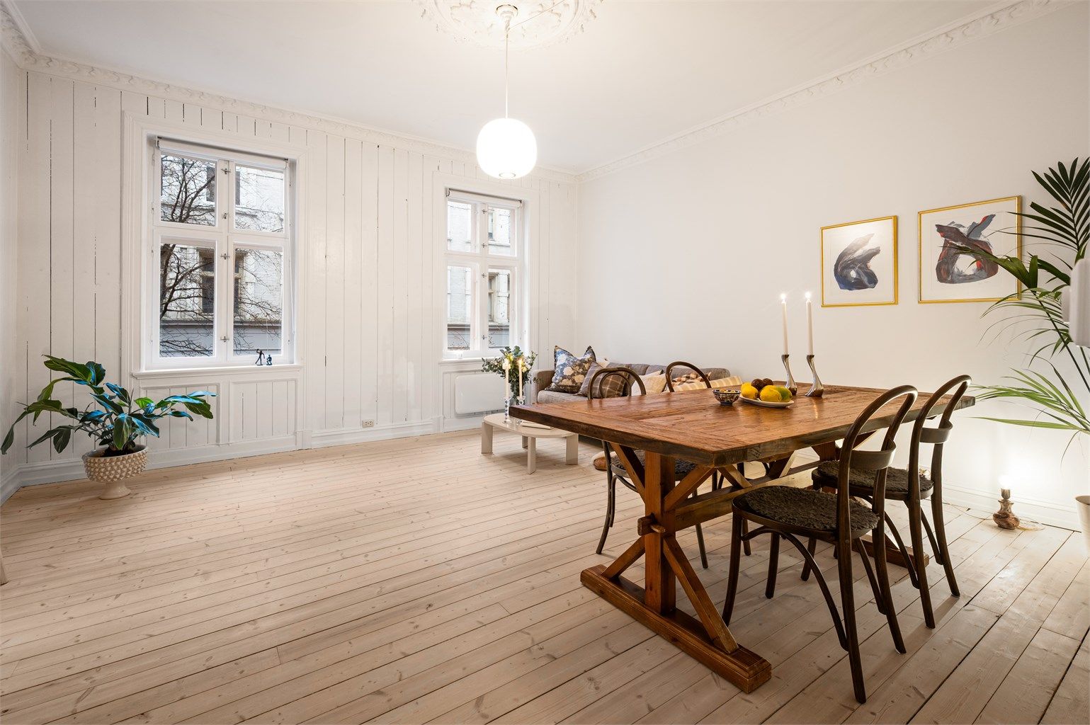 Stuen har god planløsning og kan enkelt innredes med sofagruppe, salongbord og TV-møbel.