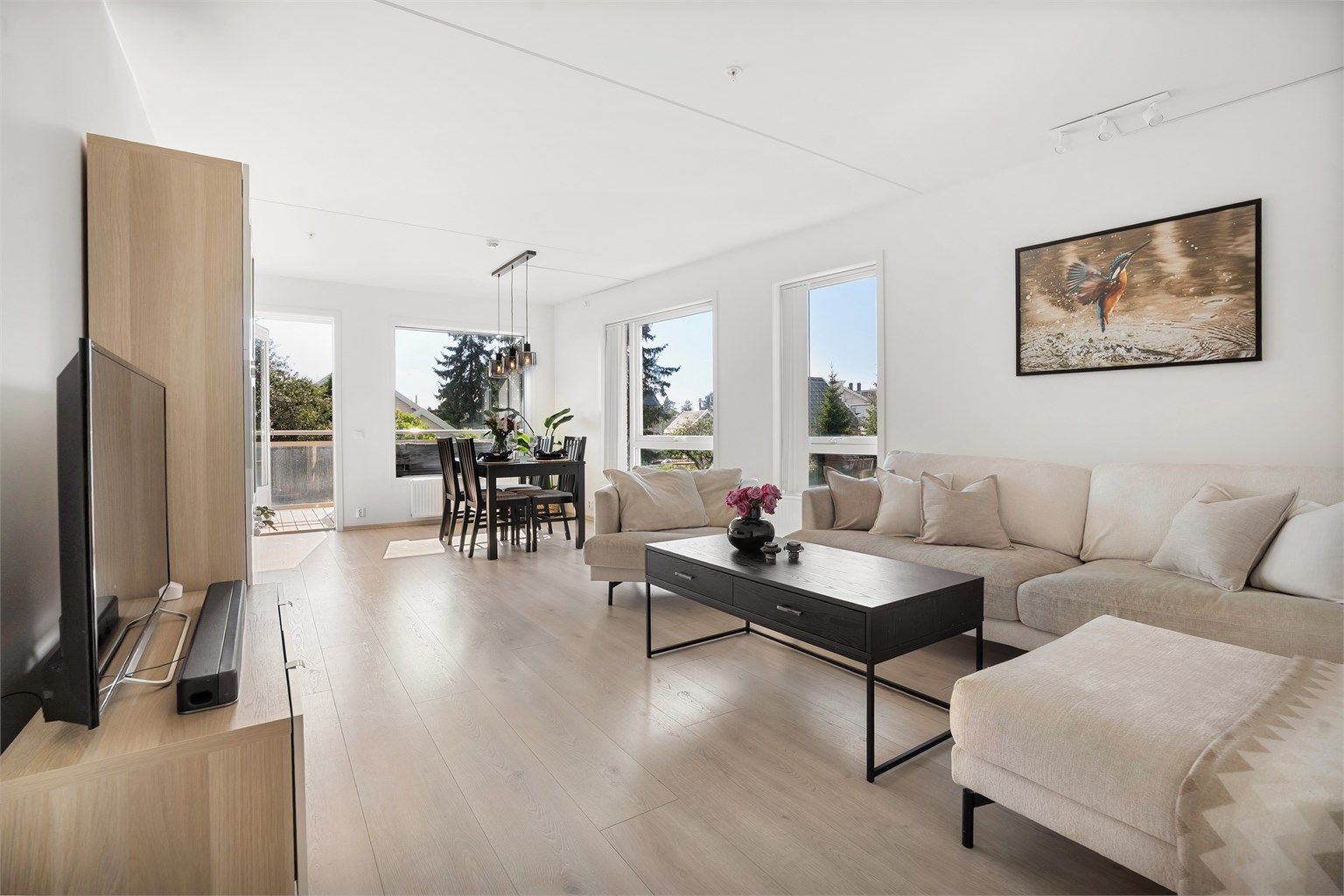 Lys og pen stue av god størrelse med god plass til ulike soner. 