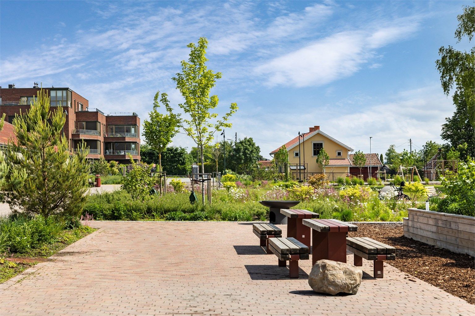 Fellesområdene er pent opparbeidet med sittegrupper, lekeplass og beplantning.