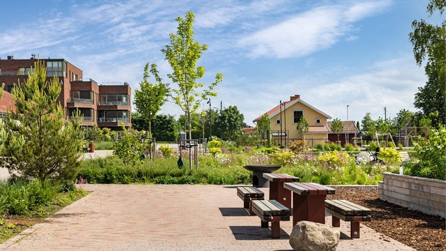 Fellesområdene er pent opparbeidet med sittegrupper, lekeplass og beplantning.