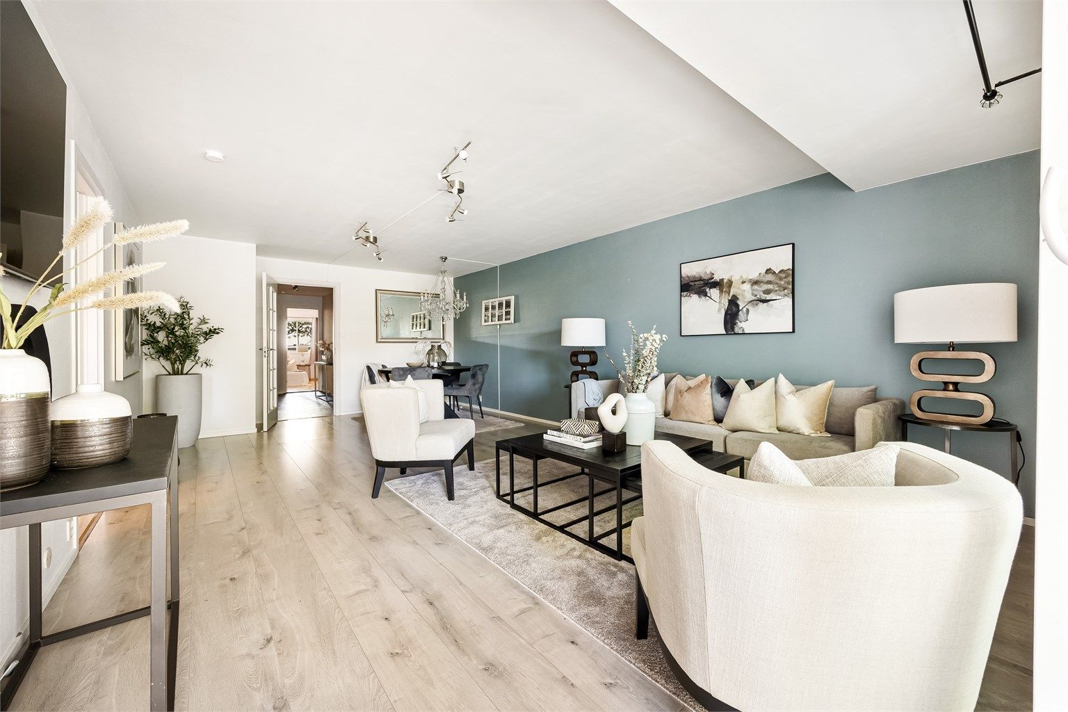 Lys og innbydende stue, med store vinduer som gir rikelig med lys inn i stuen og gjør dette til et flott oppholdsrom.