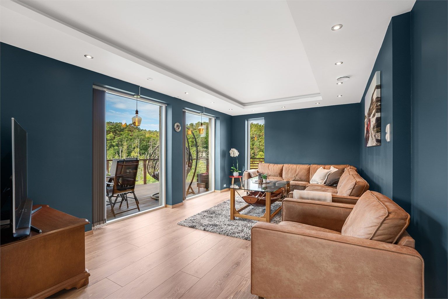 Hyggelig sofakrok malt i en behagelig farge. Nedfelt himling med downlights. 