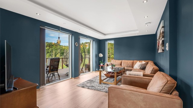 Hyggelig sofakrok malt i en behagelig farge. Nedfelt himling med downlights.