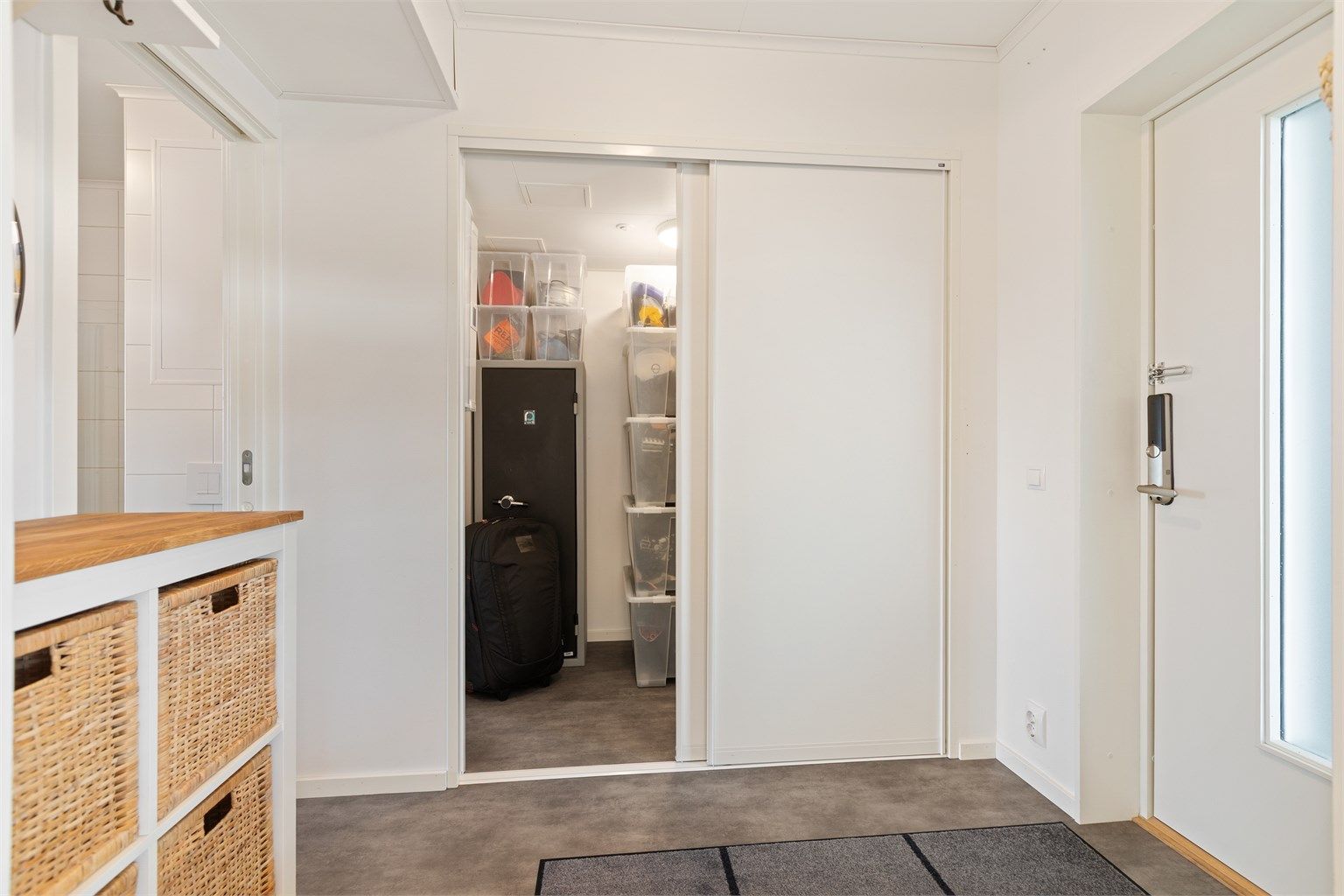 Romslig gang med praktisk tilkomst til bod.