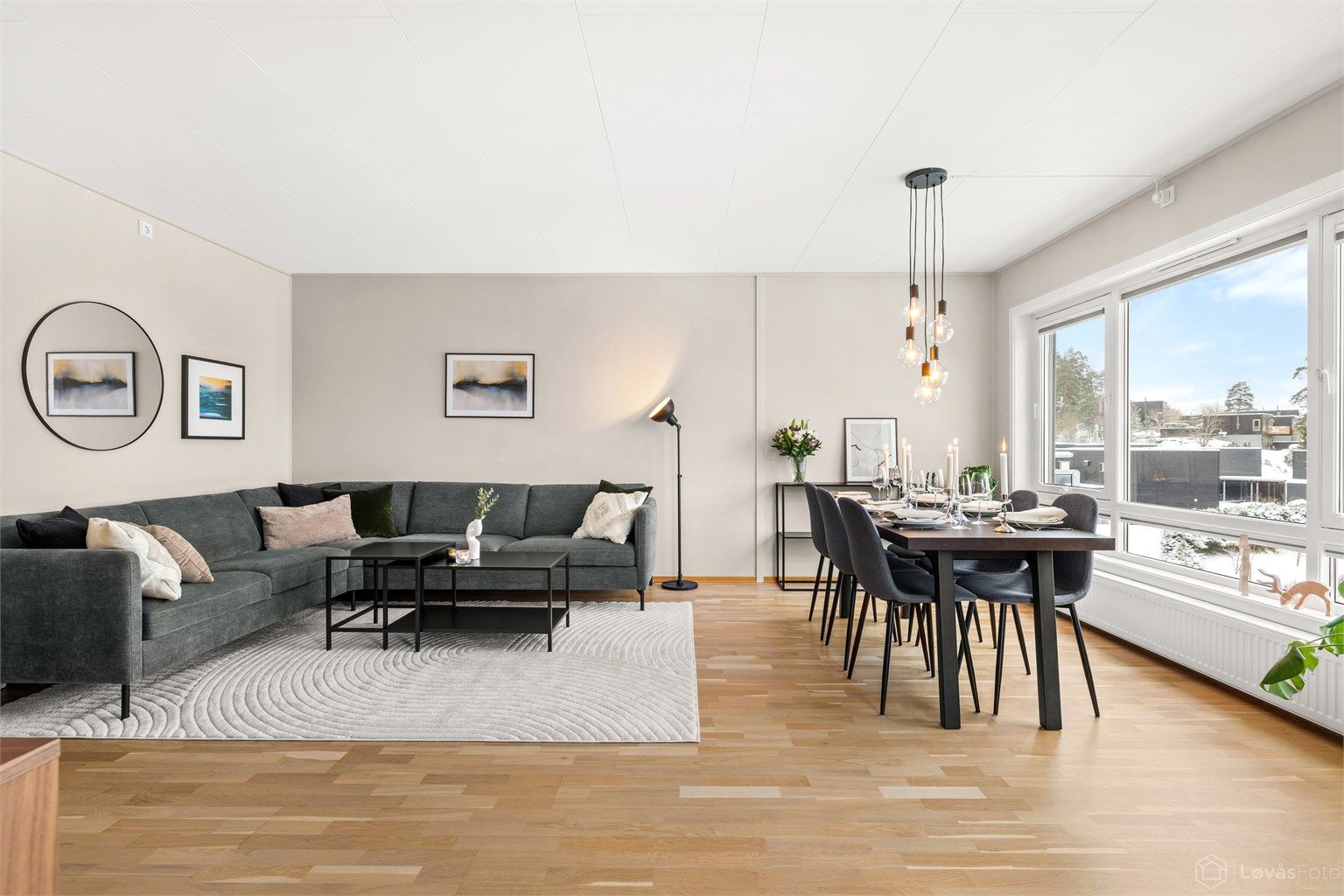 Stuen er romslig og usjenert, med fleksible møbleringsmuligheter for både sofagruppe og spisebord.