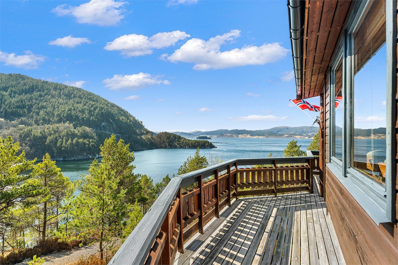 Romslig veranda med fantastisk utsikt mot Hemnfjorden – perfekt for rolige morgener og sene sommerkvelder.