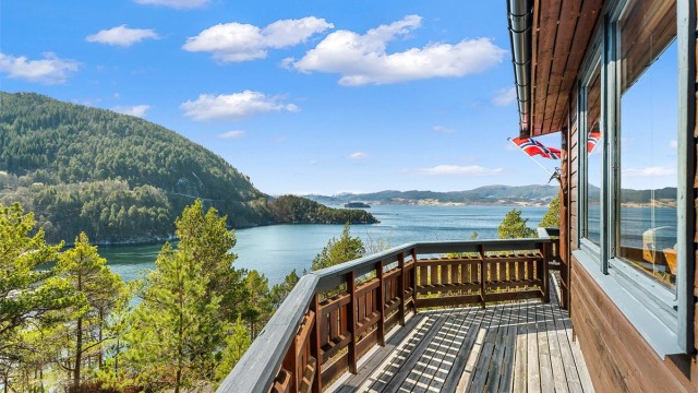 Romslig veranda med fantastisk utsikt mot Hemnfjorden – perfekt for rolige morgener og sene sommerkvelder.