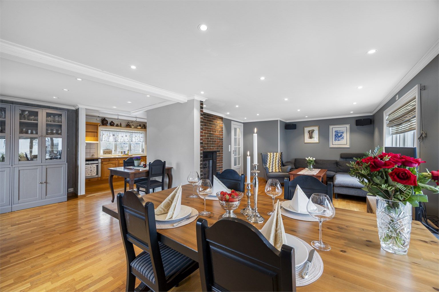 Spisestue/TV-stue med åpen løsning til kjøkkenet.