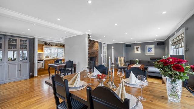 Spisestue/TV-stue med åpen løsning til kjøkkenet.