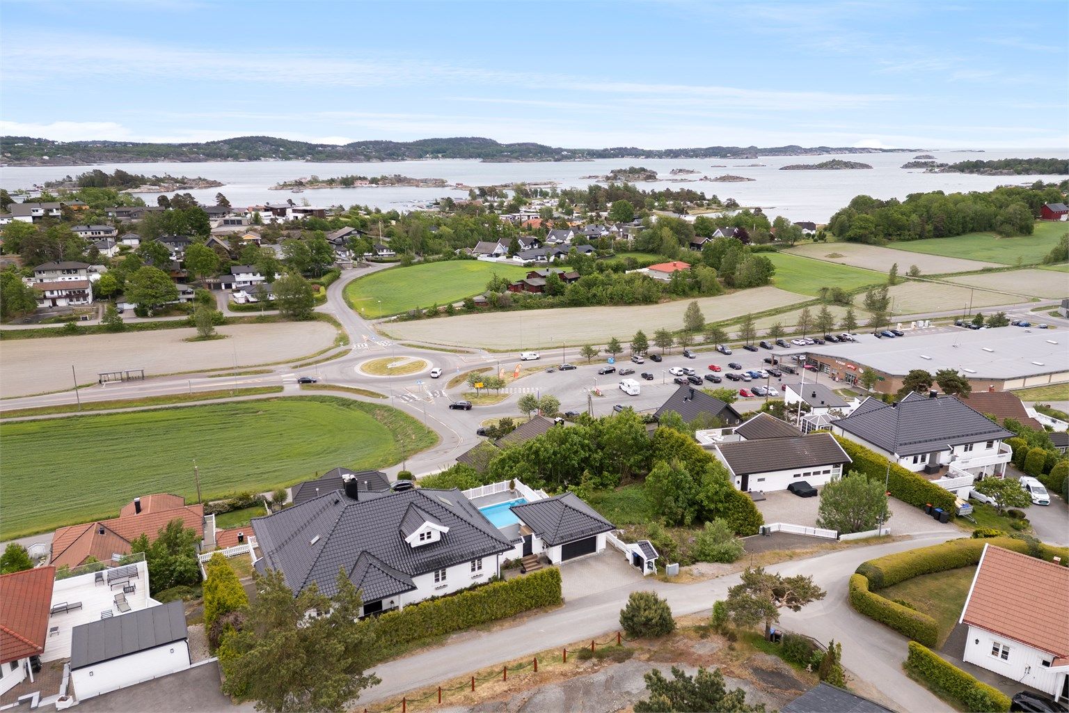 Høytliggende flott tomt med utsikt over fjorden og omkringliggende områder.